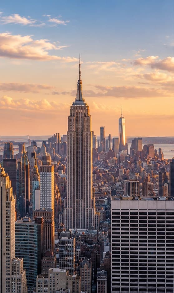 New Yorks skyline i varmt kvällsljus